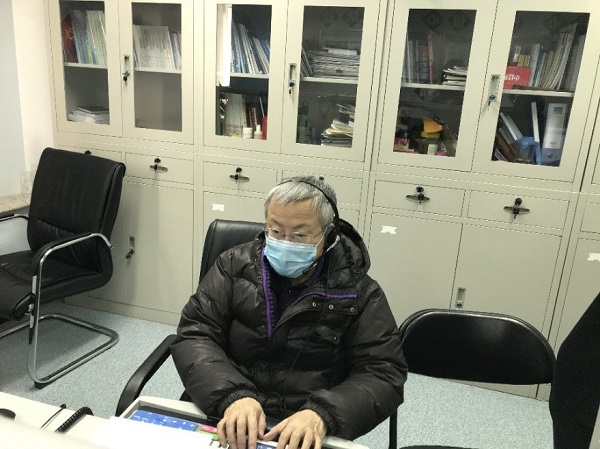 3同仁医院王旭东老师接听市民咨询.jpg